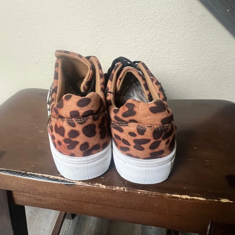 Rouge Helium Women's Leopard Print Floral Embroidered Sneakers Size 9 NWT